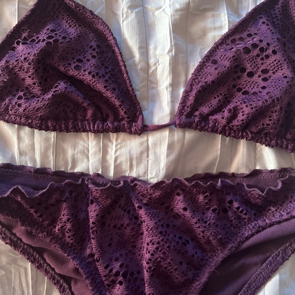 💜💜EUC-SUPER CUTE PURPLE BIKINI WITH CHEEKY BOTTOMS SZ L💜💜 - Picture 4 of 7